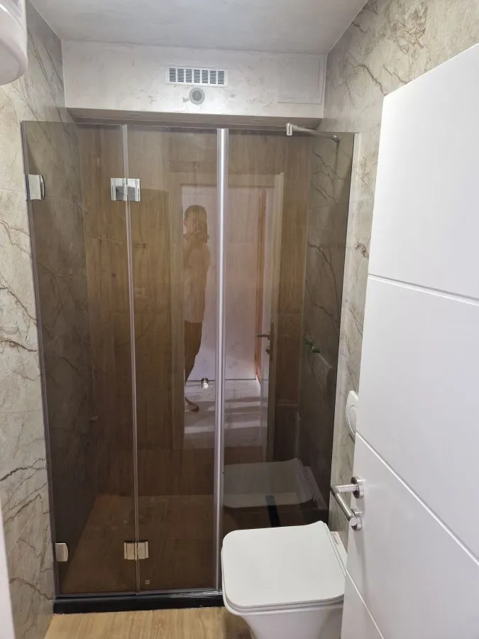 Walk-in tuš kabina po mjeri, fiksna staklena stjenka, parsol bronza kaljeno staklo, izrada StakloDom