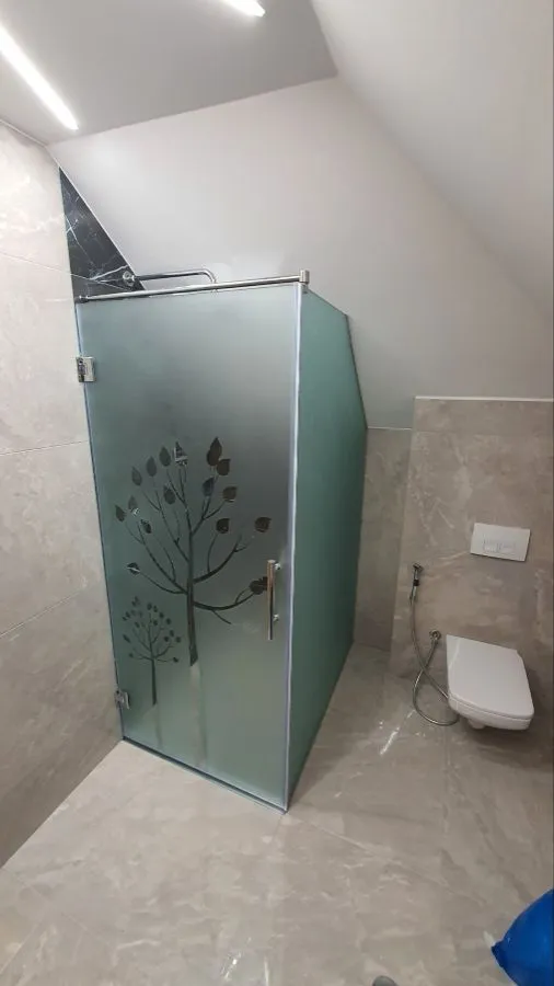 Walk-in tuš kabina po mjeri, fiksna staklena stjenka, dekor staklo sa motivom, izrada StakloDom