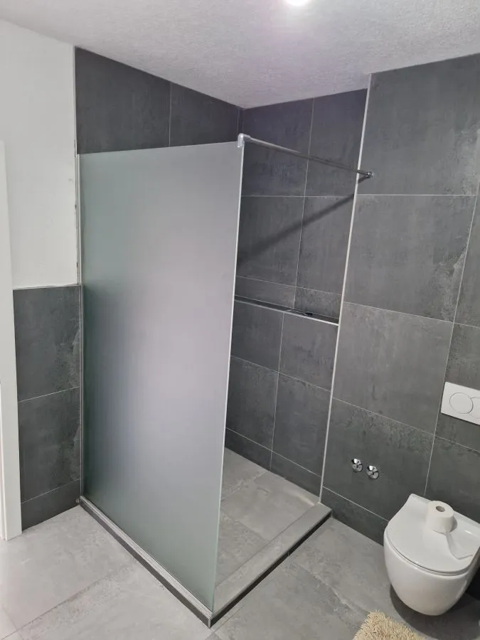 Walk-in tuš kabina po mjeri, fiksna staklena stjenka, mliječno pjeskareno staklo, izrada StakloDom