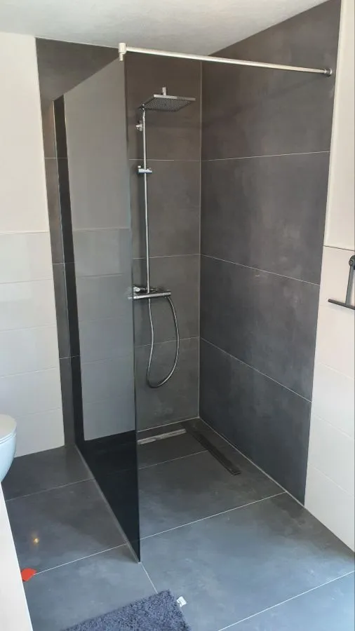 Walk-in tuš kabina po mjeri, fiksna staklena stjenka, prozirno kaljeno staklo, izrada StakloDom
