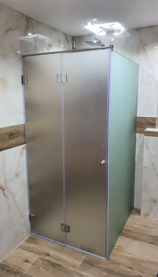 Klizna tuš kabina po mjeri, mliječno pjeskareno staklo, izrada StakloDom