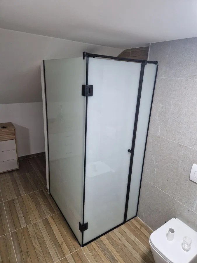 Walk-in tuš kabina po mjeri, fiksna staklena stjenka, prozirno kaljeno staklo i crni okov, izrada StakloDom