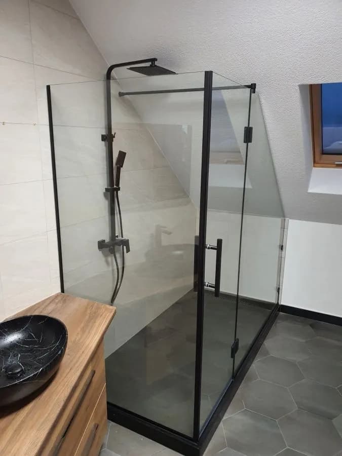 Walk-in tuš kabina po mjeri, fiksna staklena stjenka, prozirno kaljeno staklo i crni okov, izrada StakloDom