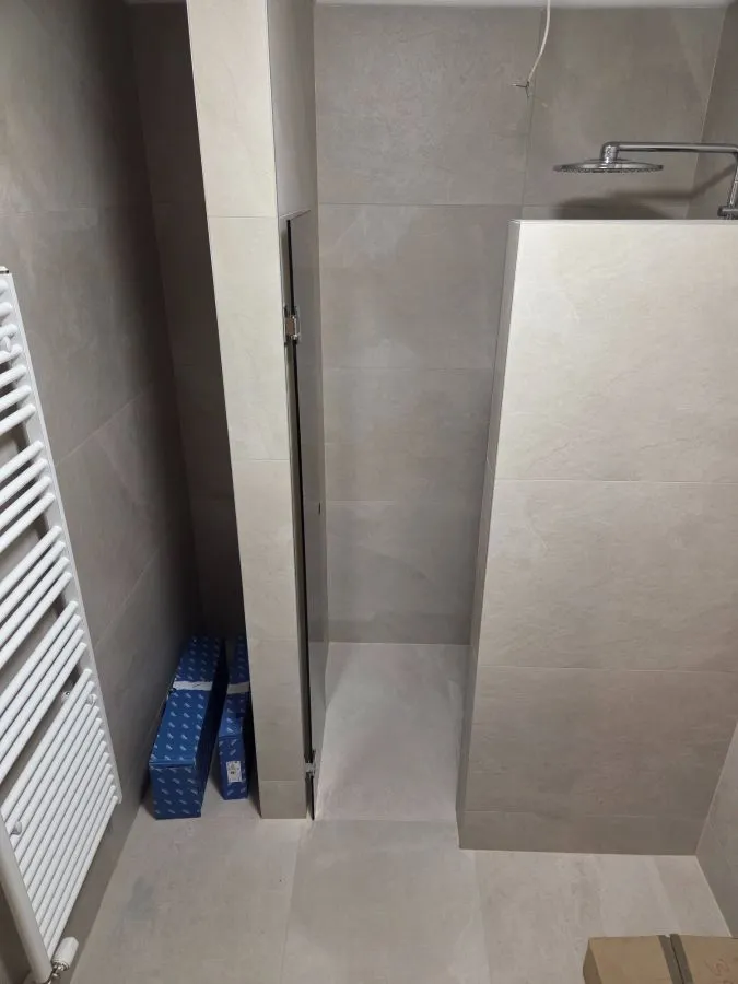 Walk-in tuš kabina po mjeri, fiksna staklena stjenka, prozirno kaljeno staklo, izrada StakloDom