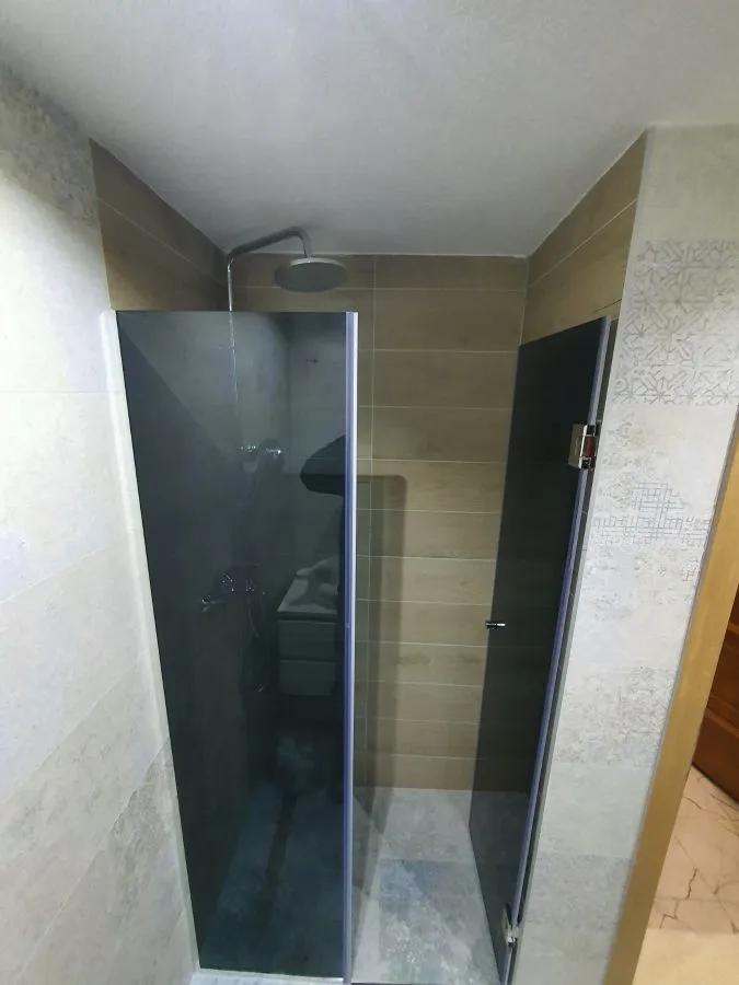 Walk-in tuš kabina po mjeri, fiksna staklena stjenka, prozirno kaljeno staklo, izrada StakloDom
