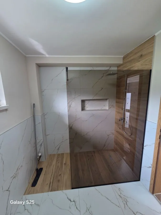 Walk-in tuš kabina po mjeri, fiksna staklena stjenka, prozirno kaljeno staklo, izrada StakloDom