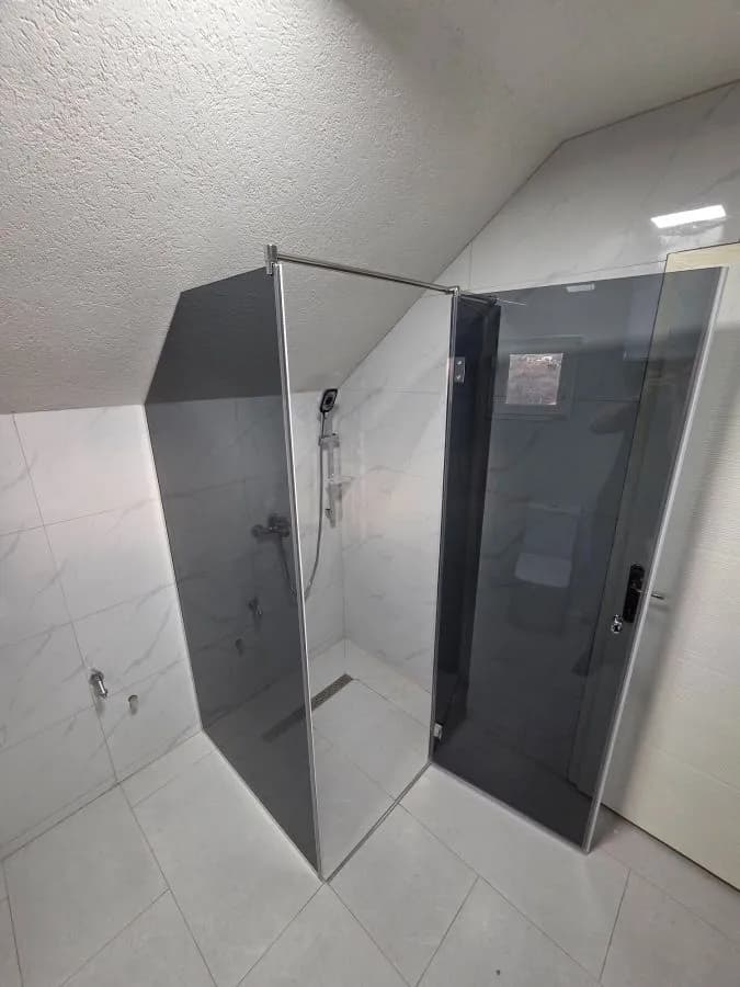 Walk-in tuš kabina po mjeri, fiksna staklena stjenka, parsol sivo kaljeno staklo, izrada StakloDom