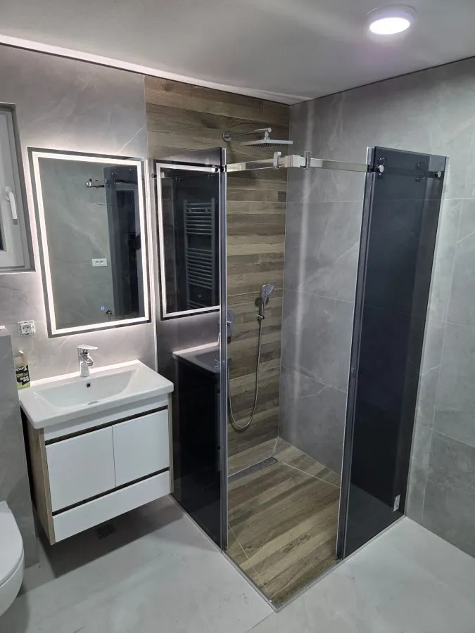 LED ogledalo i tuš kabina po mjeri u istom kupatilu, inox okov, izrada StakloDom