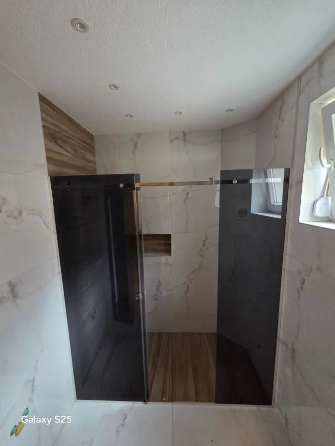 Walk-in tuš kabina po mjeri, fiksna staklena stjenka, parsol sivo kaljeno staklo, izrada StakloDom