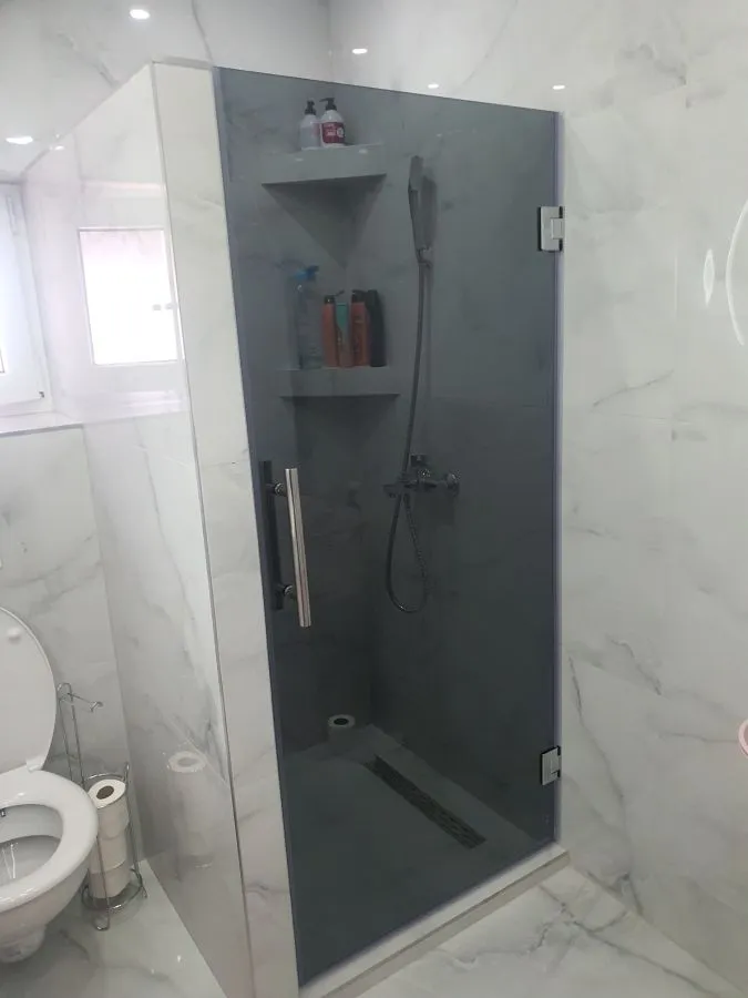 Walk-in tuš kabina po mjeri, fiksna staklena stjenka, parsol sivo kaljeno staklo, izrada StakloDom