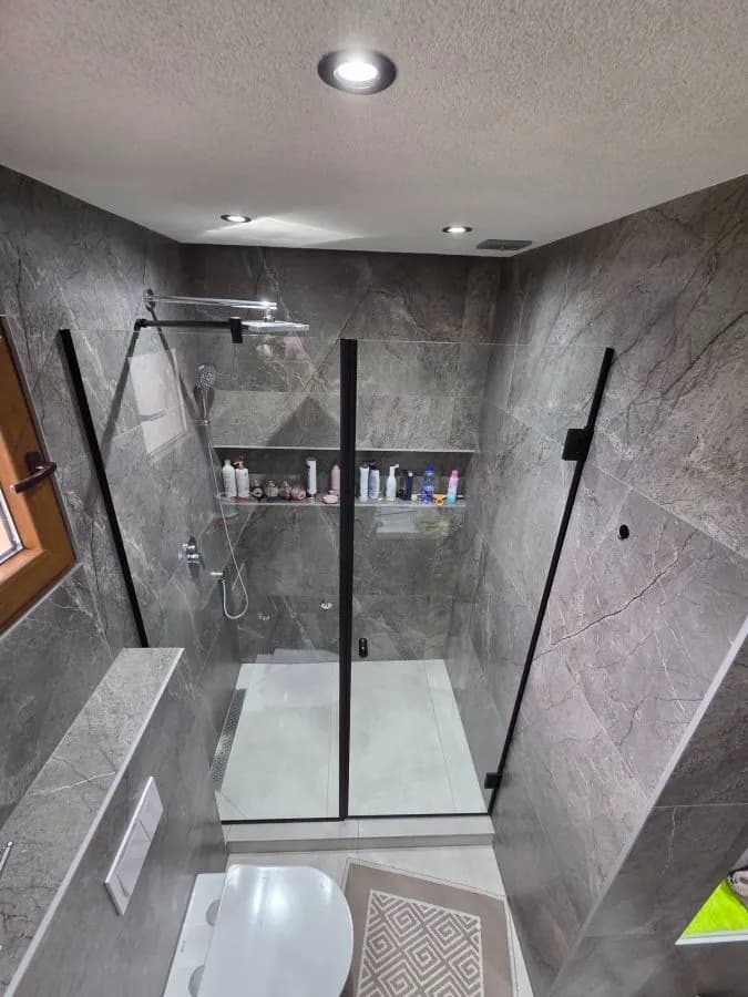 Walk-in tuš kabina po mjeri, fiksna staklena stjenka, prozirno kaljeno staklo i crni okov, izrada StakloDom