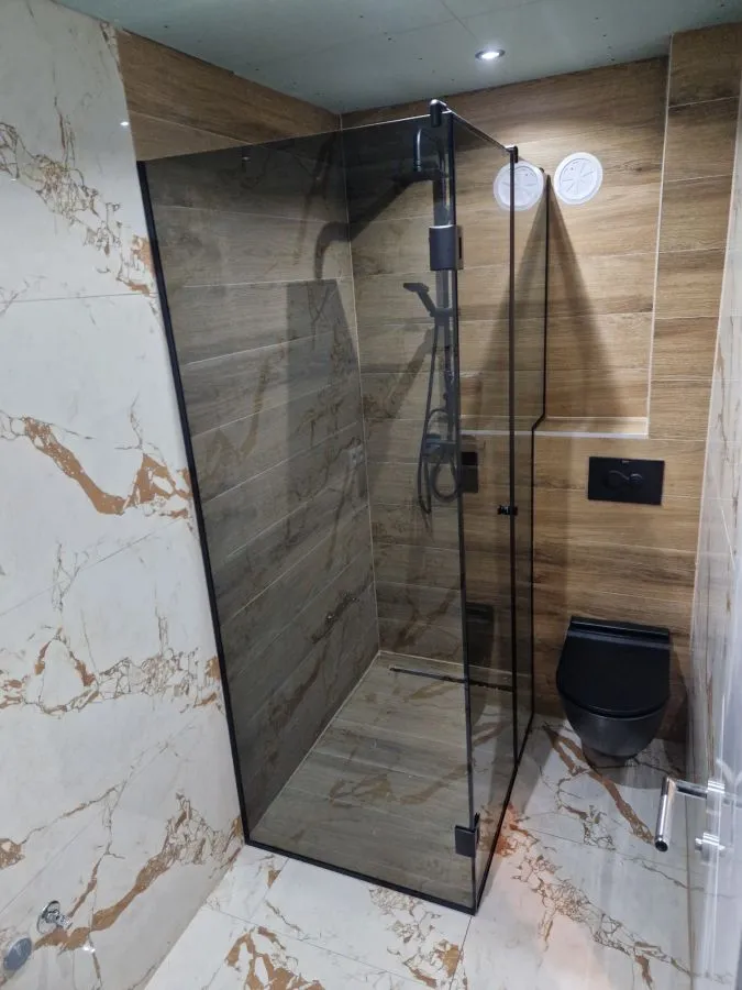 Walk-in tuš kabina po mjeri, fiksna staklena stjenka, prozirno kaljeno staklo i crni okov, izrada StakloDom