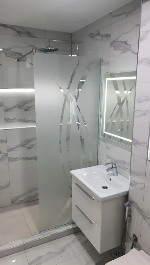LED ogledalo po mjeri u kupatilu, dekor staklo sa motivom, izrada StakloDom