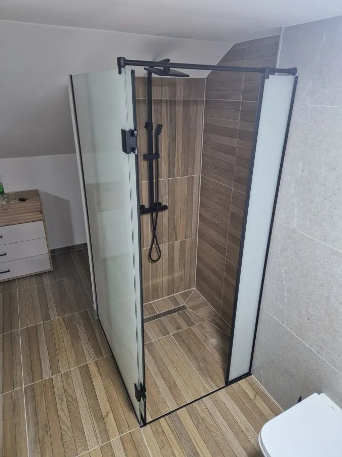 Walk-in tuš kabina po mjeri, fiksna staklena stjenka, parsol sivo kaljeno staklo i crni okov, izrada StakloDom