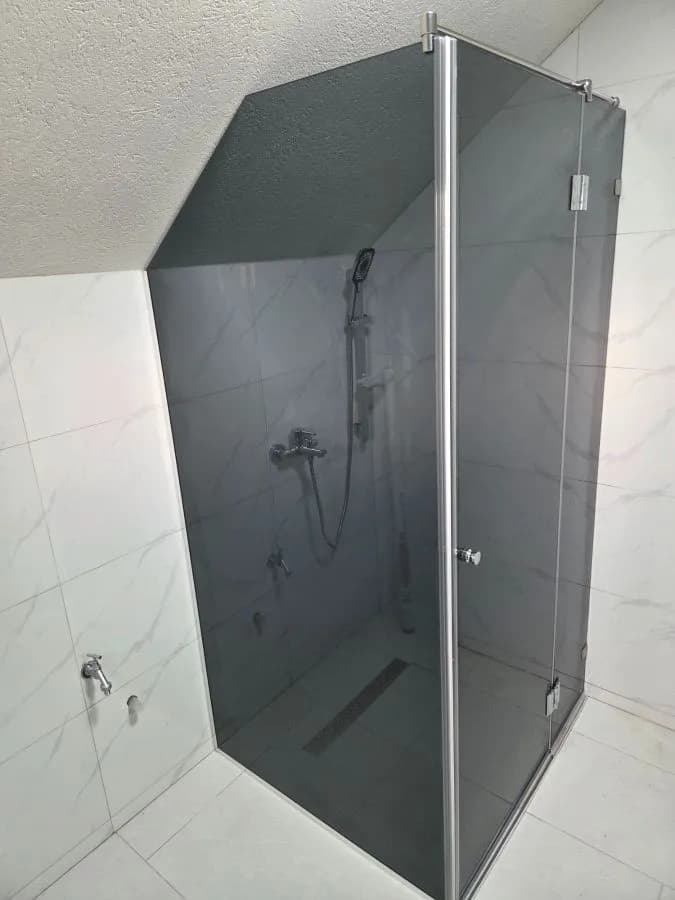 Walk-in tuš kabina po mjeri, fiksna staklena stjenka, parsol sivo kaljeno staklo, izrada StakloDom