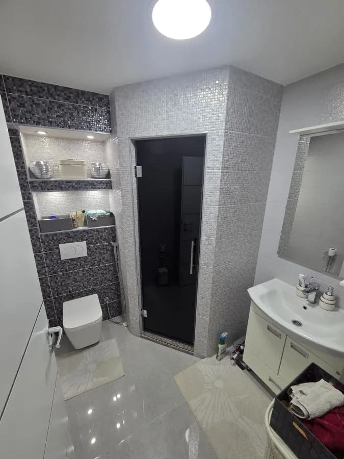 Walk-in tuš kabina po mjeri, fiksna staklena stjenka, parsol sivo kaljeno staklo, izrada StakloDom