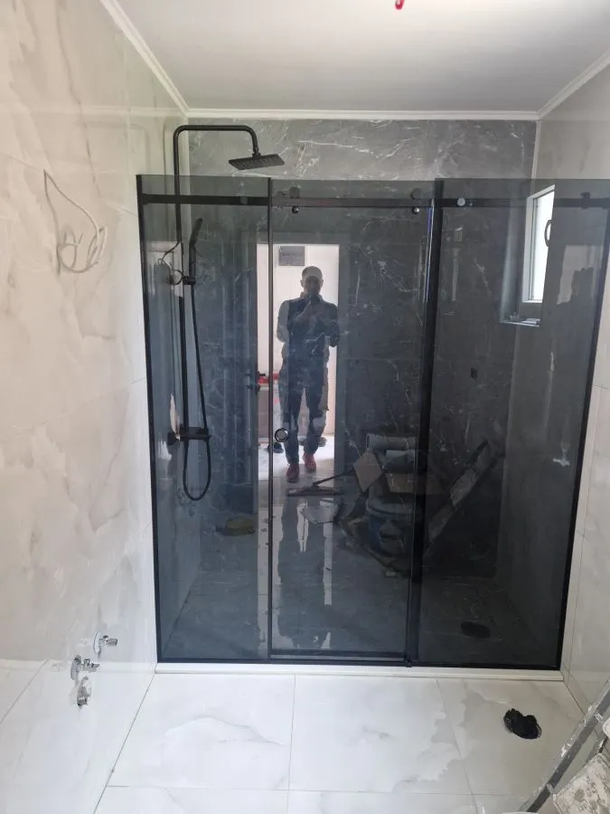 Walk-in tuš kabina po mjeri, fiksna staklena stjenka, parsol sivo kaljeno staklo i inox okov, izrada StakloDom