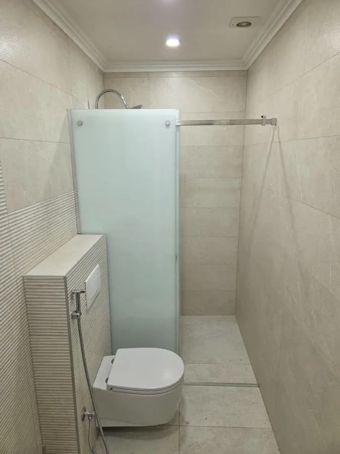 Walk-in tuš kabina po mjeri, fiksna staklena stjenka, prozirno kaljeno staklo, izrada StakloDom