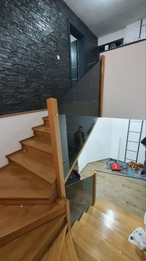 Staklena ograda po mjeri uz unutrašnje stepenice, izrada StakloDom