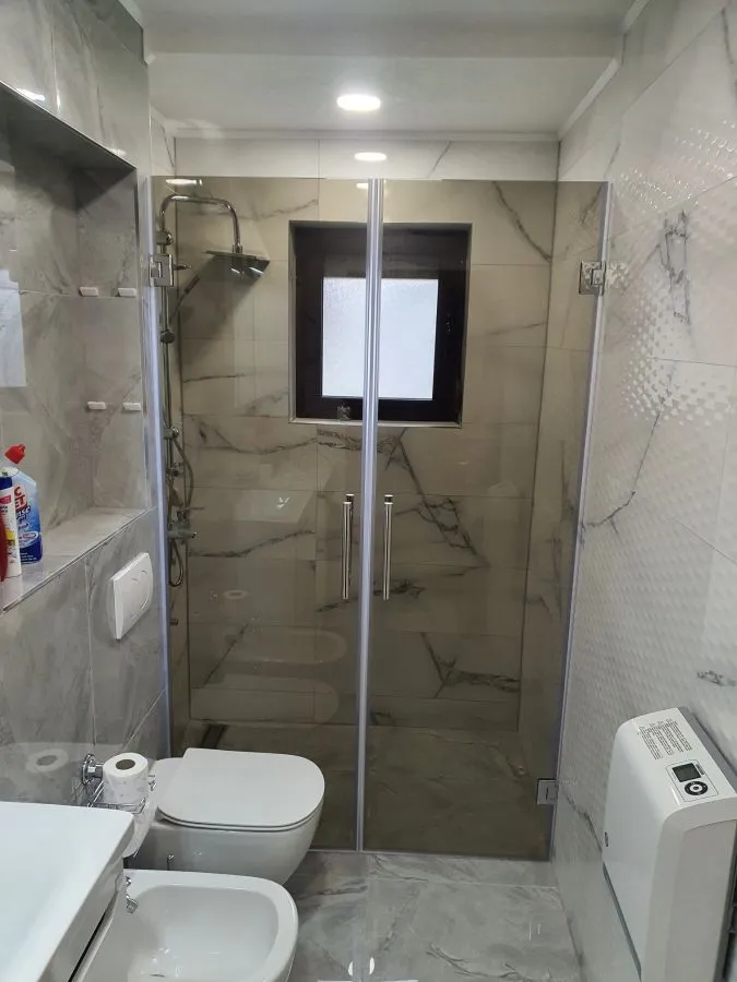 Walk-in tuš kabina po mjeri, fiksna staklena stjenka, prozirno kaljeno staklo i inox okov, izrada StakloDom