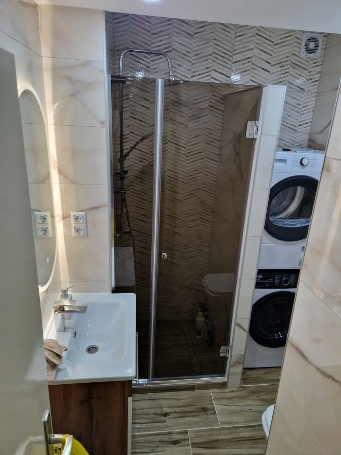 LED ogledalo i tuš kabina po mjeri u istom kupatilu, inox okov, izrada StakloDom