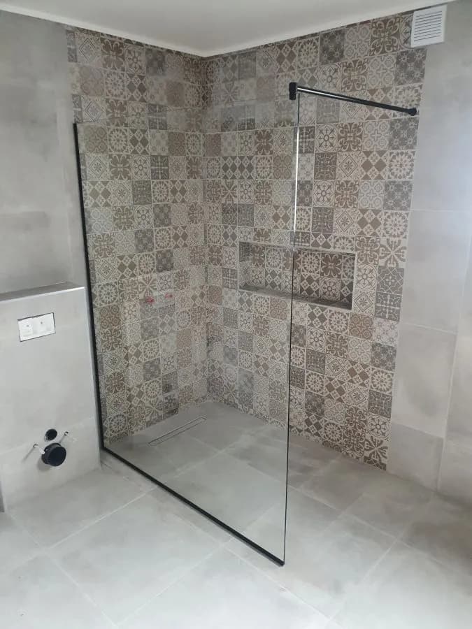 Walk-in tuš kabina po mjeri, fiksna staklena stjenka, prozirno kaljeno staklo, izrada StakloDom