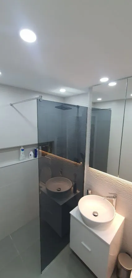 Walk-in tuš kabina po mjeri, fiksna staklena stjenka, parsol sivo kaljeno staklo, izrada StakloDom