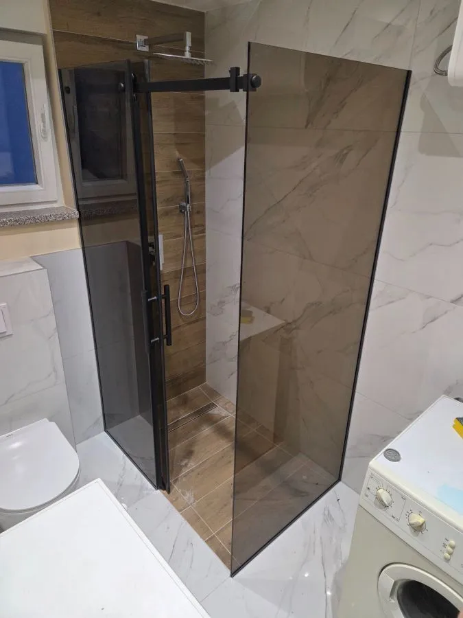 Walk-in tuš kabina po mjeri, fiksna staklena stjenka, parsol sivo kaljeno staklo, izrada StakloDom