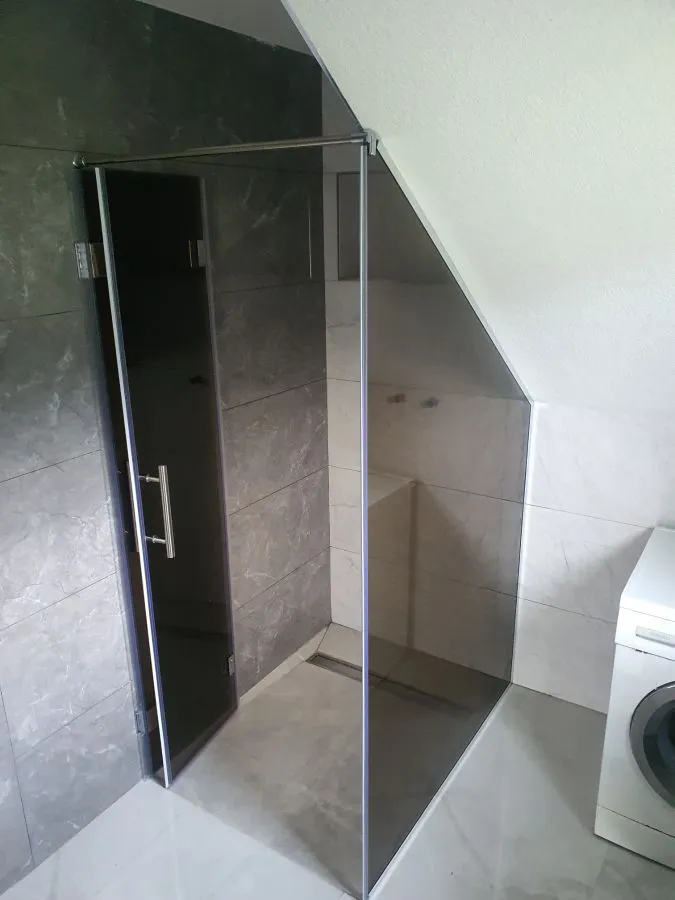 Tuš kabina po mjeri sa okretnim vratima, inox okov, izrada StakloDom