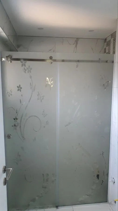 Walk-in tuš kabina po mjeri, fiksna staklena stjenka, dekor staklo sa motivom, izrada StakloDom