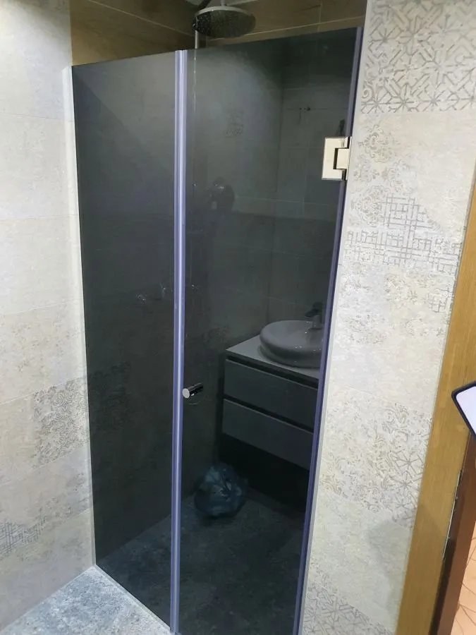 Walk-in tuš kabina po mjeri, fiksna staklena stjenka, mliječno pjeskareno staklo, izrada StakloDom