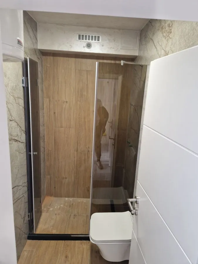 Walk-in tuš kabina po mjeri, fiksna staklena stjenka, mliječno pjeskareno staklo, izrada StakloDom