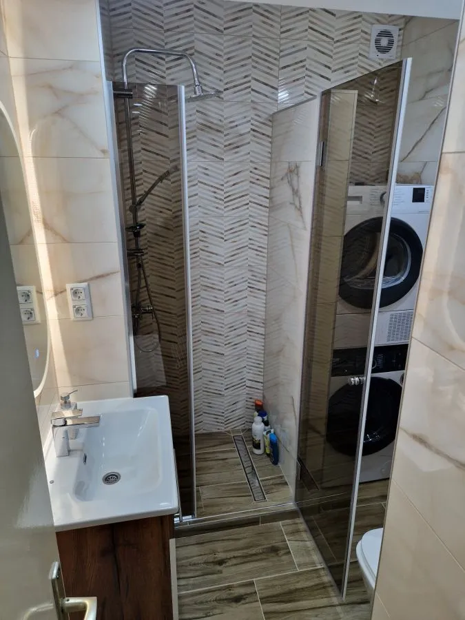 Walk-in tuš kabina po mjeri, fiksna staklena stjenka, inox okov, izrada StakloDom