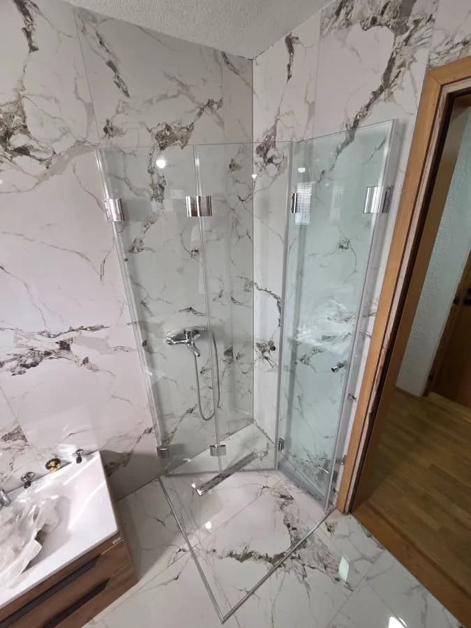 Ugaona tuš kabina po mjeri, postava na L, prozirno kaljeno staklo i inox okov, izrada StakloDom