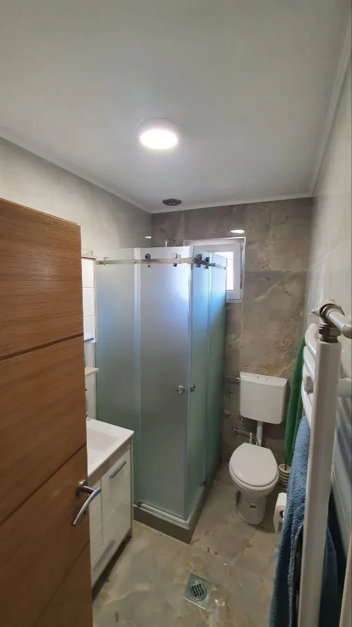 Klizna tuš kabina po mjeri, mliječno pjeskareno staklo i inox okov, izrada StakloDom