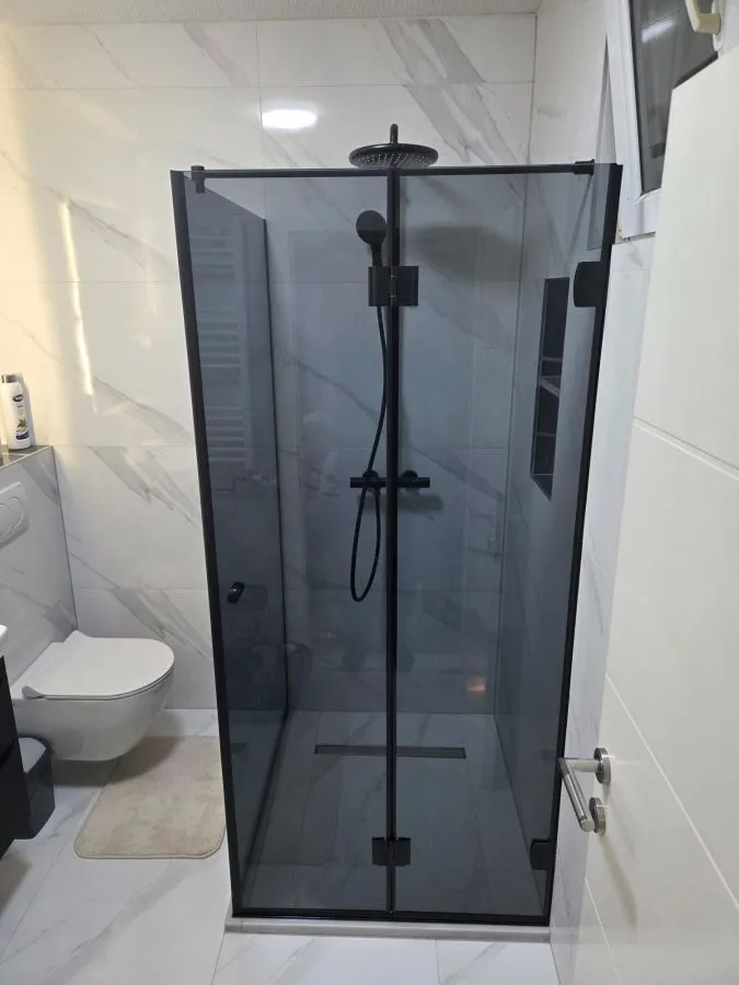 Walk-in tuš kabina po mjeri, fiksna staklena stjenka, parsol sivo kaljeno staklo, izrada StakloDom