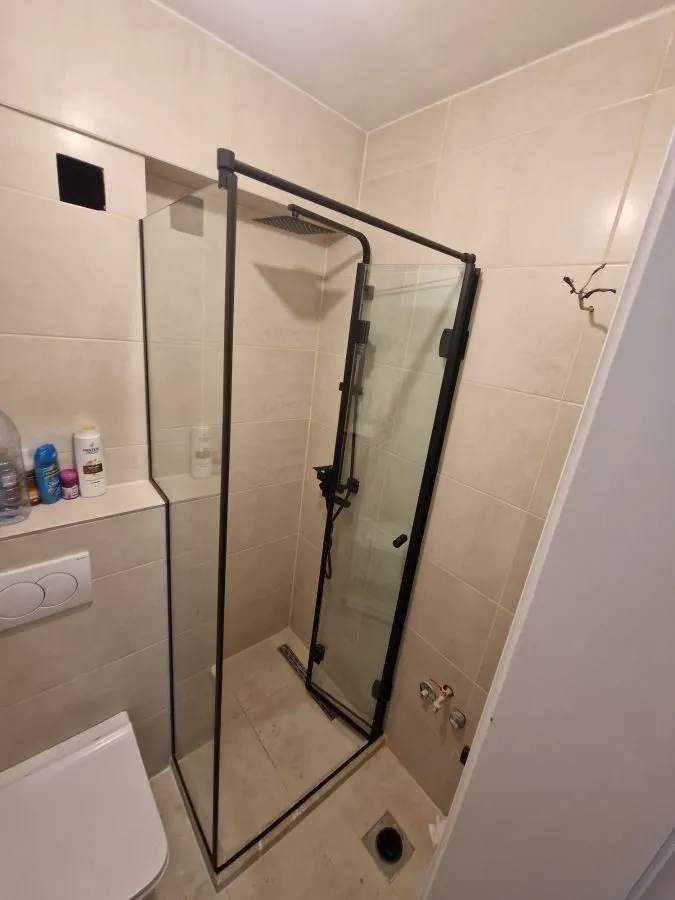 Walk-in tuš kabina po mjeri, fiksna staklena stjenka, prozirno kaljeno staklo i crni okov, izrada StakloDom