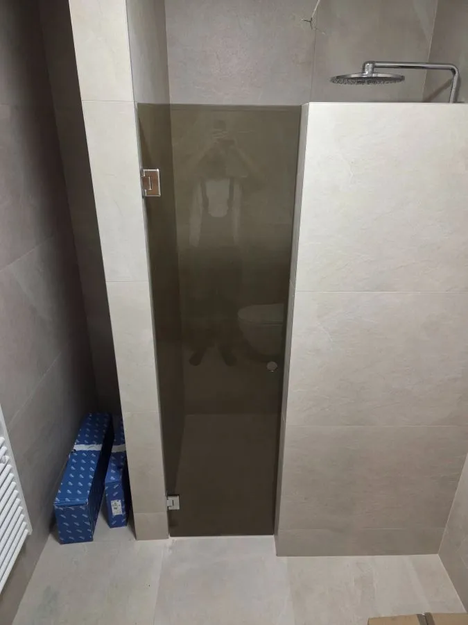 Walk-in tuš kabina po mjeri, fiksna staklena stjenka, parsol sivo kaljeno staklo, izrada StakloDom