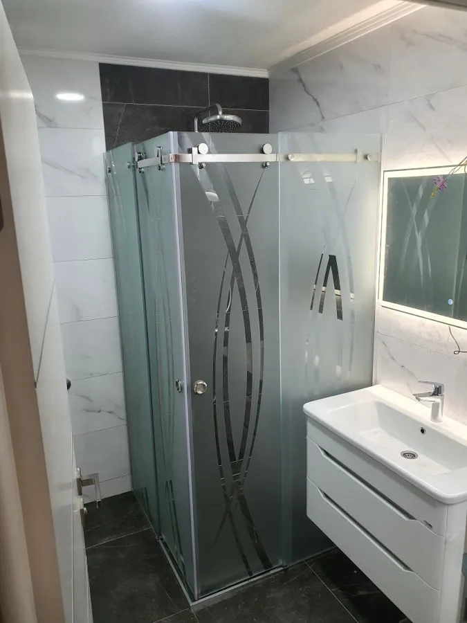 LED ogledalo i tuš kabina po mjeri u istom kupatilu, prozirno kaljeno staklo i inox okov, izrada StakloDom