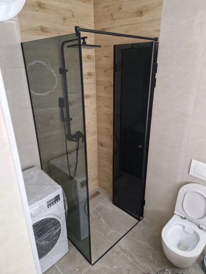 Walk-in tuš kabina po mjeri, fiksna staklena stjenka, prozirno kaljeno staklo, izrada StakloDom