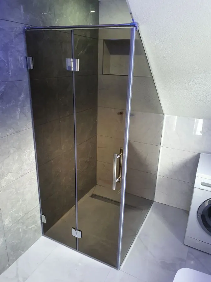 Walk-in tuš kabina po mjeri, fiksna staklena stjenka, prozirno kaljeno staklo i inox okov, izrada StakloDom