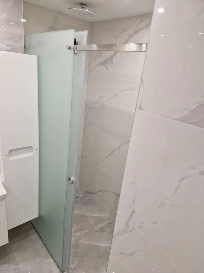 Walk-in tuš kabina po mjeri, fiksna staklena stjenka, prozirno kaljeno staklo, izrada StakloDom