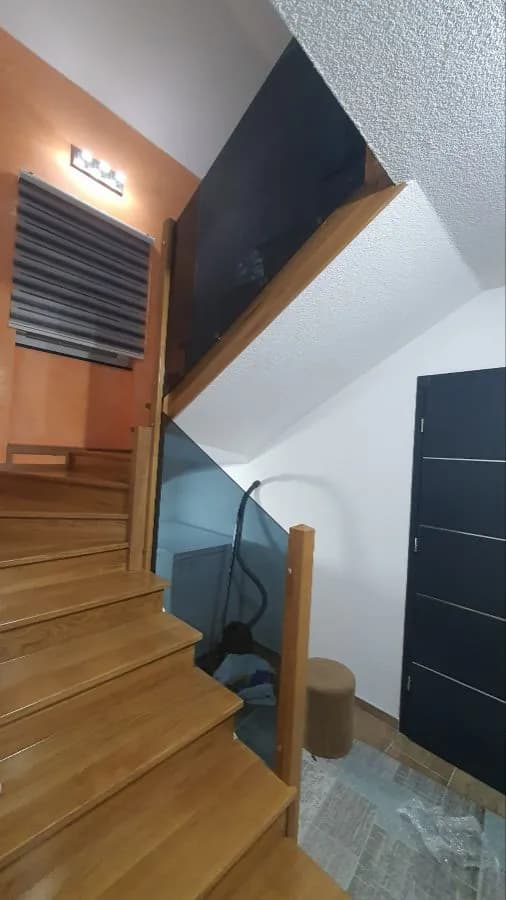 Staklena ograda po mjeri uz unutrašnje stepenice, izrada StakloDom