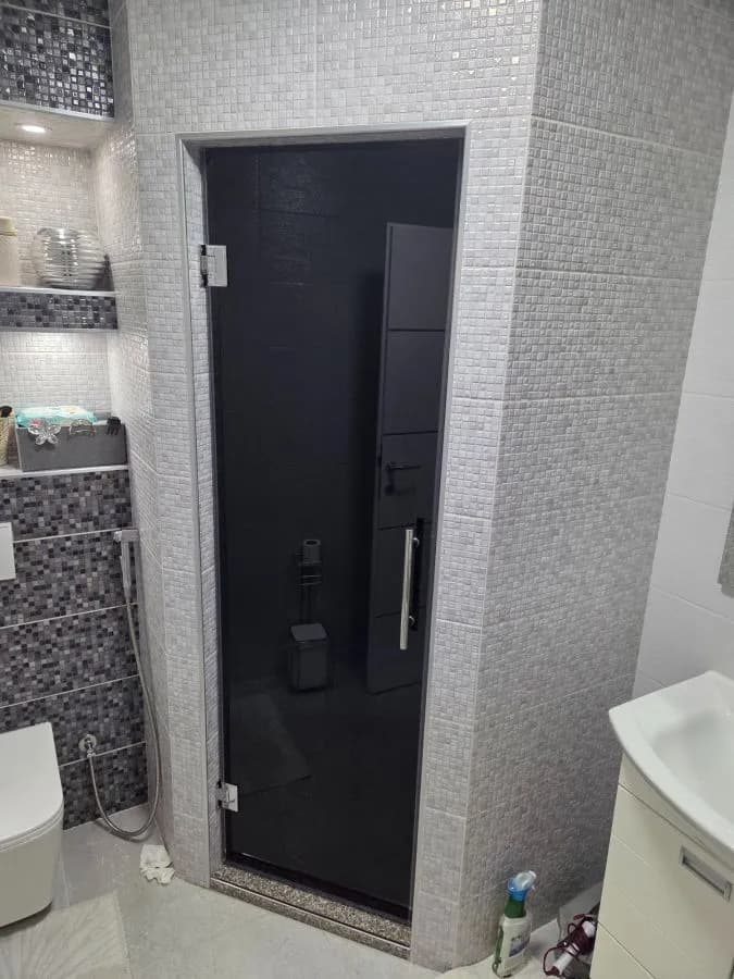 Walk-in tuš kabina po mjeri, fiksna staklena stjenka, parsol sivo kaljeno staklo i inox okov, izrada StakloDom
