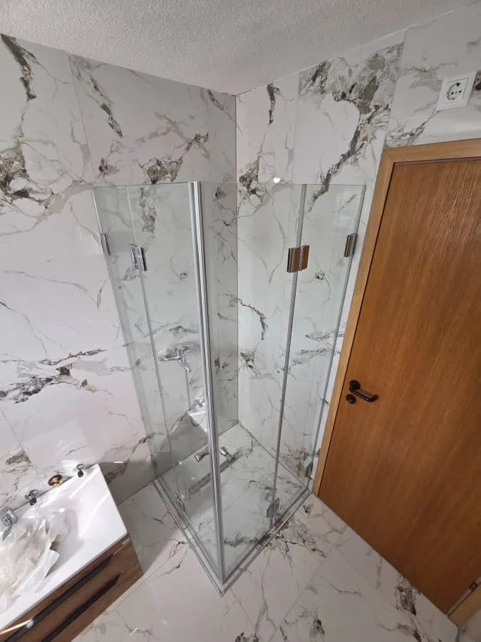 Ugaona tuš kabina po mjeri, postava na L, prozirno kaljeno staklo, izrada StakloDom