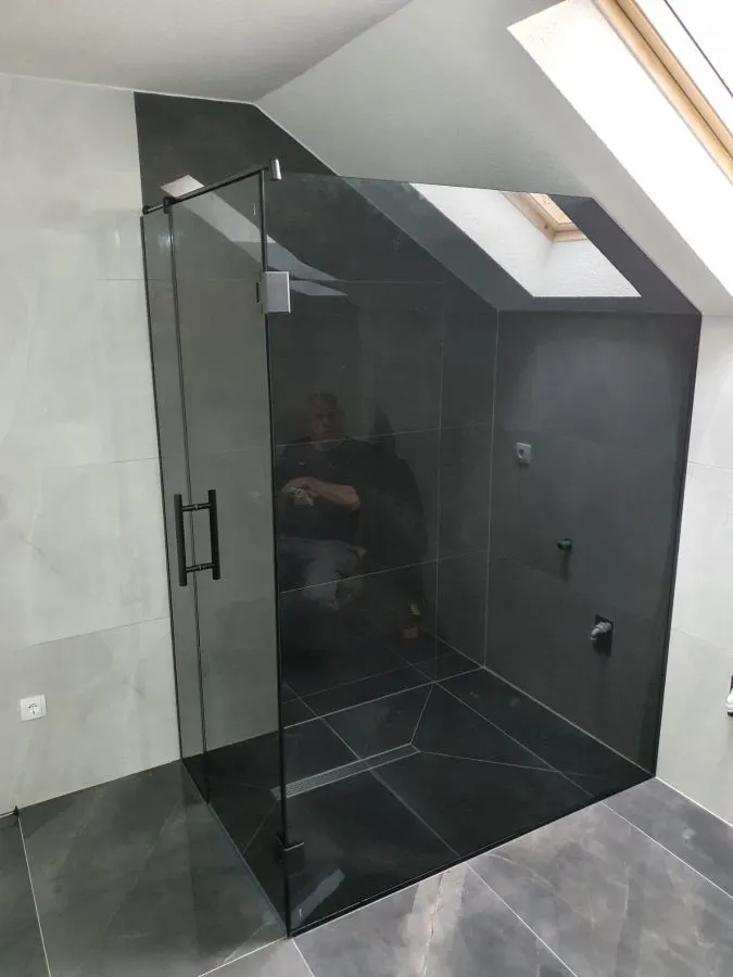 Walk-in tuš kabina po mjeri, fiksna staklena stjenka, prozirno kaljeno staklo i crni okov, izrada StakloDom
