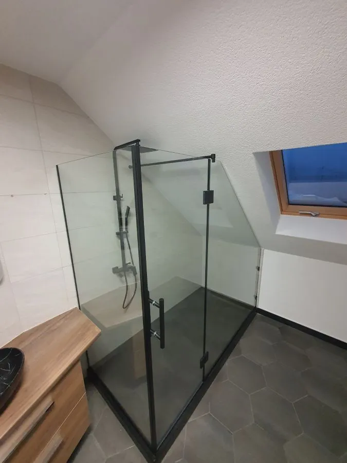Walk-in tuš kabina po mjeri, fiksna staklena stjenka, prozirno kaljeno staklo i crni okov, izrada StakloDom