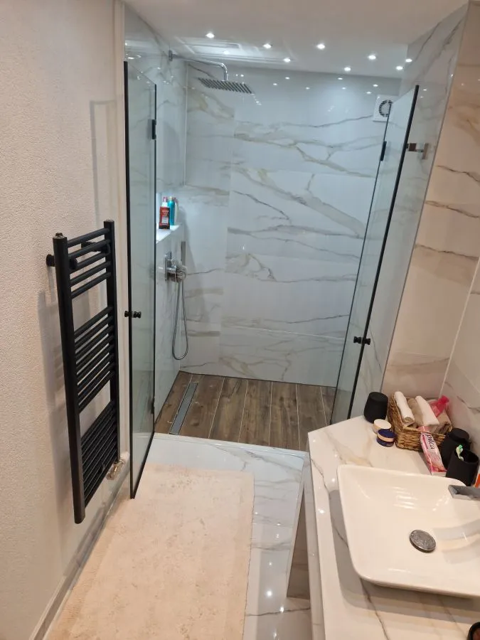 Walk-in tuš kabina po mjeri, fiksna staklena stjenka, prozirno kaljeno staklo, izrada StakloDom