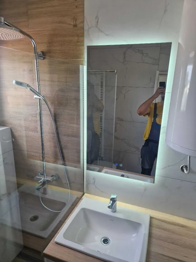 LED ogledalo i tuš kabina po mjeri u istom kupatilu, izrada StakloDom