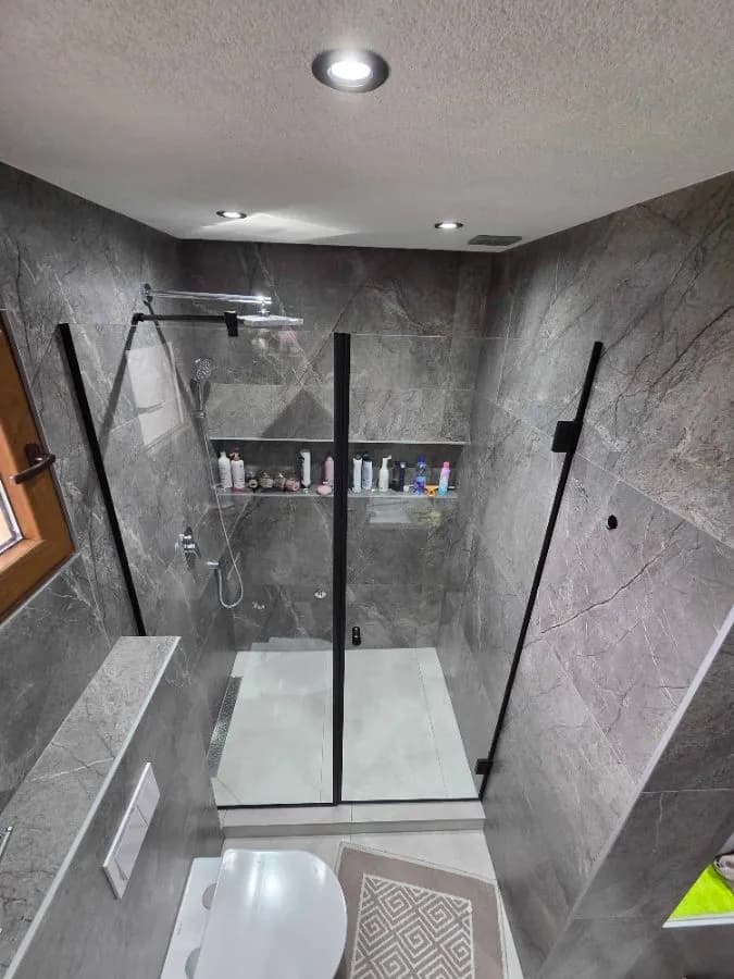 Walk-in tuš kabina po mjeri, fiksna staklena stjenka, parsol sivo kaljeno staklo i crni okov, izrada StakloDom